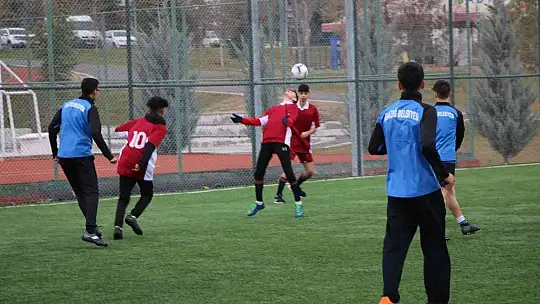 Koruma altındaki çocuklar dostluk maçında hünerlerini sergiledi