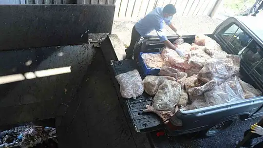 Kötü kokudan rahatsız olan vatandaşlar ihbar etti, depodan çürümüş et çıktı