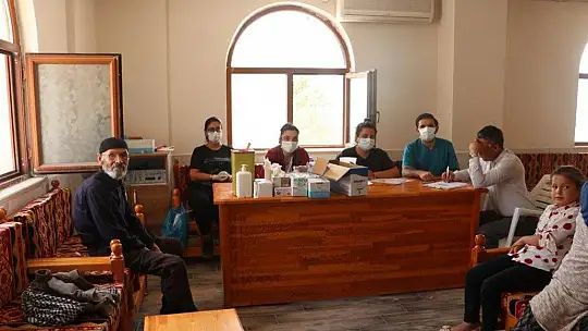 Kovancılar 'da aşı seferberliği, ekipler kapı kapı dolaşıp vatandaşları aşılıyor