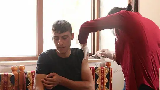 Kovancılar 'da aşı seferberliği, ekipler kapı kapı dolaşıp vatandaşları aşılıyor