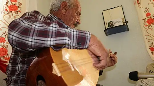 Köy köy dolaşıp sözlü halk geleneğini kayıt altına alıyor