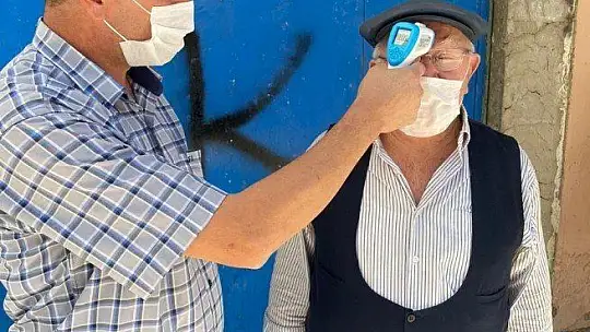 Köy muhtarı kapı kapı gezerek ateş ölçüyor, maske dağıtıyor