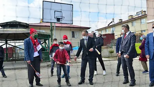 Köy okulu öğrencileri, milli sporcu eşliğinde badminton ile tanıştı