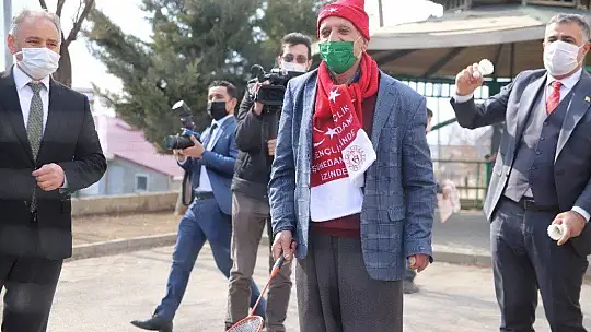 Köy okulu öğrencileri, milli sporcu eşliğinde badminton ile tanıştı