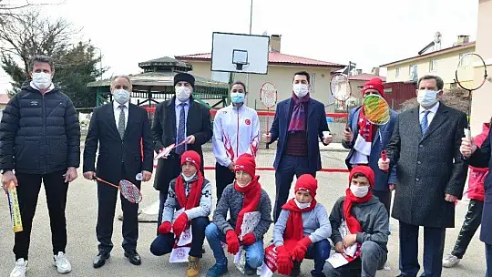 Köy okulu öğrencileri, milli sporcu eşliğinde badminton ile tanıştı
