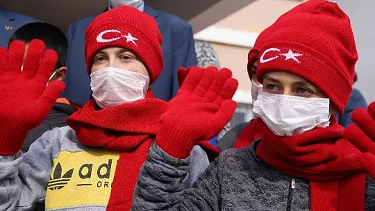 Köy okulu öğrencileri, milli sporcu eşliğinde badminton ile tanıştı
