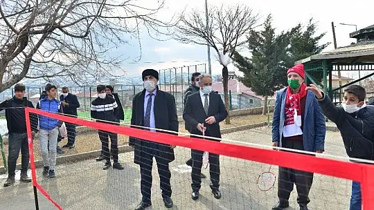 Köy okulu öğrencileri, milli sporcu eşliğinde badminton ile tanıştı