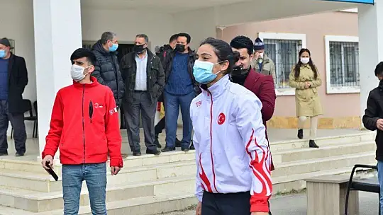 Köy okulu öğrencileri, milli sporcu eşliğinde badminton ile tanıştı
