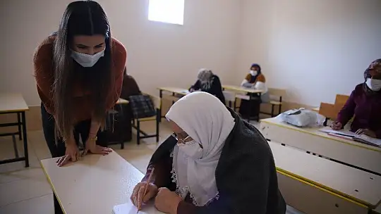 Kur'an-ı Kerim okumak için 70 yaşında okuma yazma öğreniyor