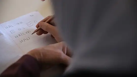 Kur'an-ı Kerim okumak için 70 yaşında okuma yazma öğreniyor