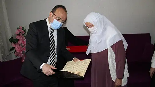 Kur'an-ı Kerim okumak için okuma yazma öğrenen Halime nineye anlamlı hediye