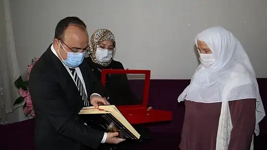 Kur'an-ı Kerim okumak için okuma yazma öğrenen Halime nineye anlamlı hediye