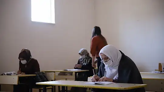 Kur'an-ı Kerim okumak için okuma yazma öğrenen Halime nineye anlamlı hediye
