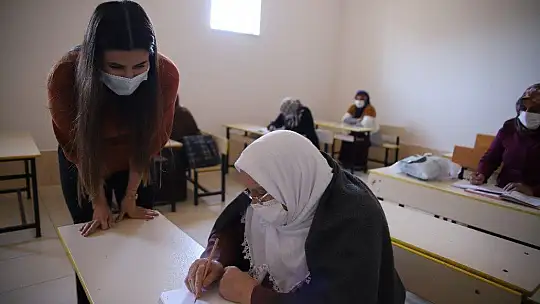 Kur'an-ı Kerim okumak için okuma yazma öğrenen Halime nineye anlamlı hediye