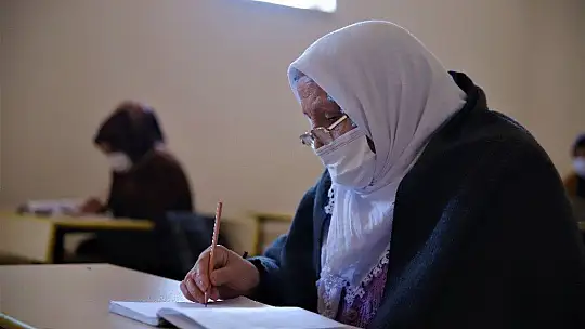 Kur'an-ı Kerim okumak için okuma yazma öğrenen Halime nineye anlamlı hediye