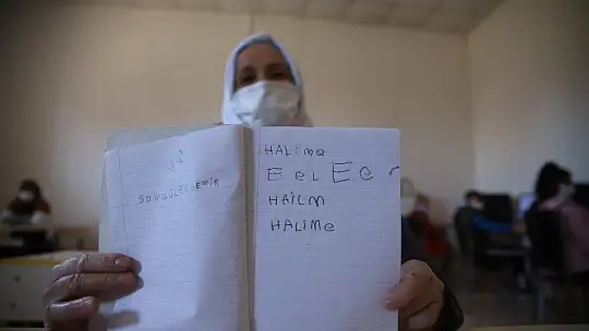 Kur'an-ı Kerim okumak için okuma yazma öğrenen Halime nineye anlamlı hediye