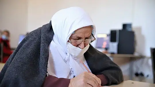 Kur'an-ı Kerim okumak için okuma yazma öğrenen Halime nineye anlamlı hediye