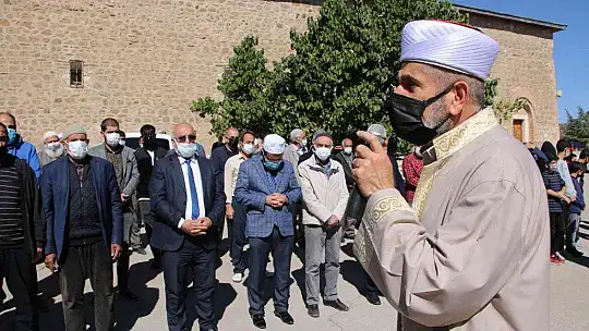 Kuraklığın etkisini gösterdiği Elazığ'da vatandaşlar yağmur duasına çıktı