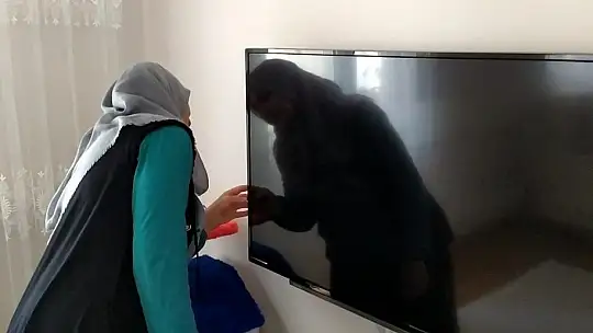 Kurtçuk televizyon ekranının içine yuva yaptı..