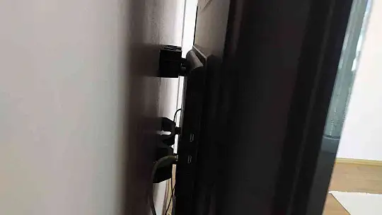 Kurtçuk televizyon ekranının içine yuva yaptı..