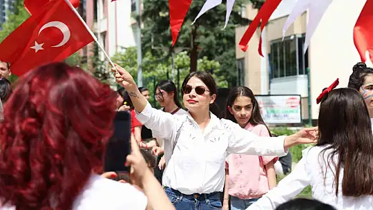 Kurulan 23 Nisan Sokağında çocuklar şiir okudu, halay çekti