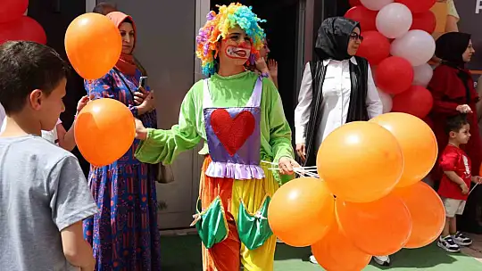 Kurulan 23 Nisan Sokağında çocuklar şiir okudu, halay çekti