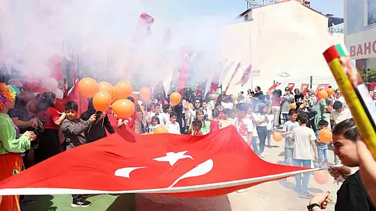 Kurulan 23 Nisan Sokağında çocuklar şiir okudu, halay çekti