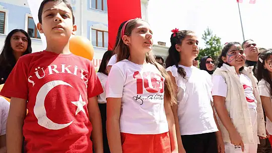 Kurulan 23 Nisan Sokağında çocuklar şiir okudu, halay çekti