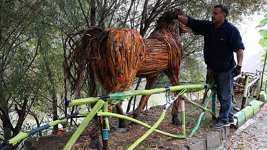 Kurumuş ağaç kökü ve dalları, sanata dönüşüyor