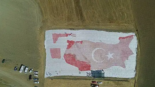 Kurutmalık domateslerle hem Elazığ haritası, hemde ay-yıldız oluşturuldu