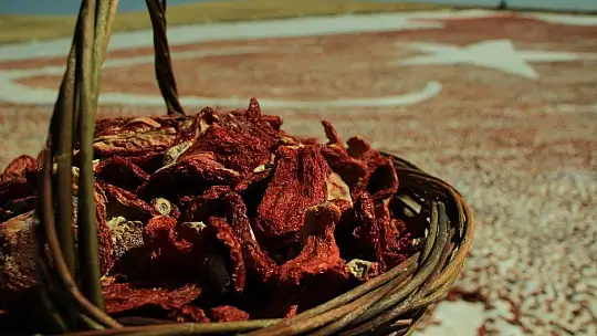 Kurutmalık domateslerle hem Elazığ haritası, hemde ay-yıldız oluşturuldu