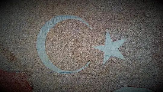Kurutmalık domateslerle hem Elazığ haritası, hemde ay-yıldız oluşturuldu