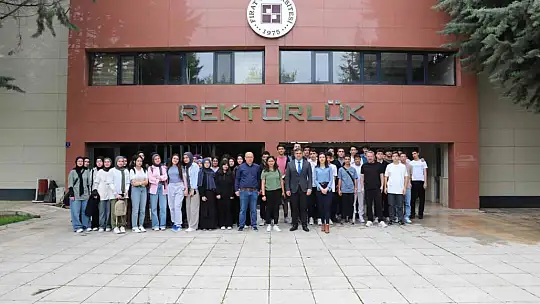 Lise öğrencileri, meslek tercihlerine yardımcı olması amacıyla, Fırat Üniversitesi'ni ziyaret etti