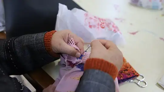 Mahalledeki sosyal tesis, 13 yıldır kadınlara iş kapısı oluyor