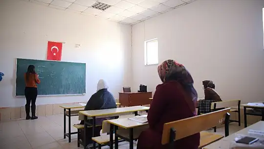 Mahalledeki sosyal tesis, 13 yıldır kadınlara iş kapısı oluyor