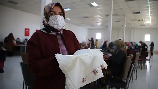 Mahalledeki sosyal tesis, 13 yıldır kadınlara iş kapısı oluyor