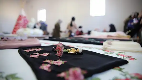 Mahalledeki sosyal tesis, 13 yıldır kadınlara iş kapısı oluyor