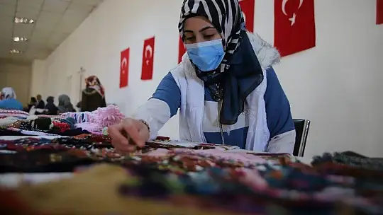 Mahalledeki sosyal tesis, 13 yıldır kadınlara iş kapısı oluyor