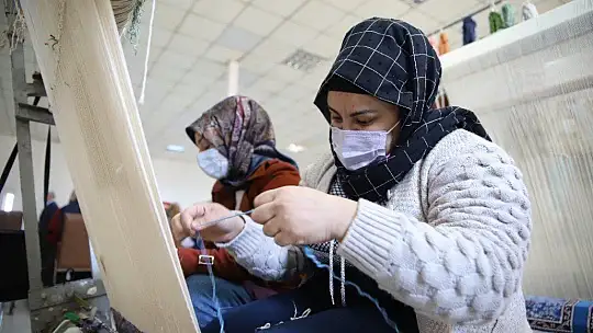 Mahalledeki sosyal tesis, 13 yıldır kadınlara iş kapısı oluyor
