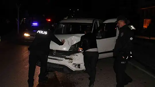 Makas atan sürücü polis aracına çarptı: 2 yaralı