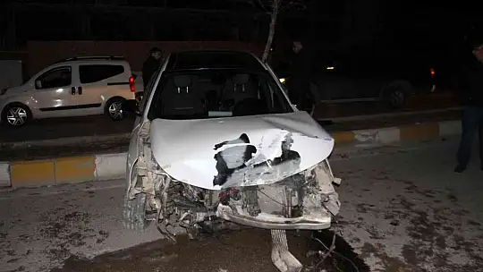 Makas atan sürücü polis aracına çarptı: 2 yaralı