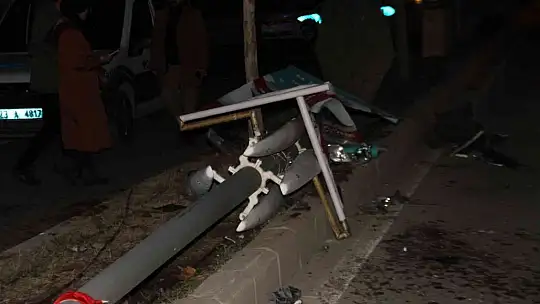 Makas atan sürücü polis aracına çarptı: 2 yaralı
