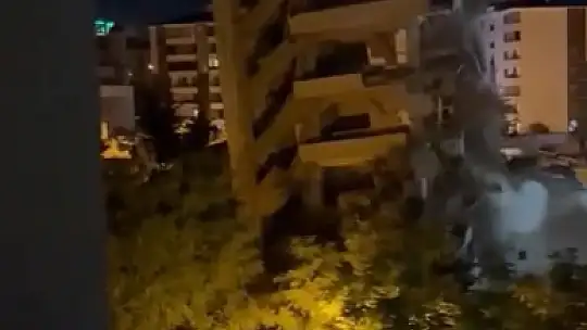 Malatya'da depremde yıkılan ağır hasarlı bina paniğe neden oldu