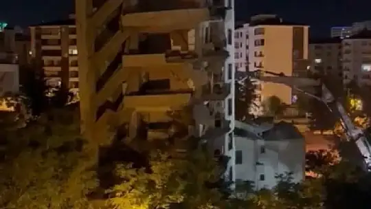 Malatya'da depremde yıkılan ağır hasarlı bina paniğe neden oldu