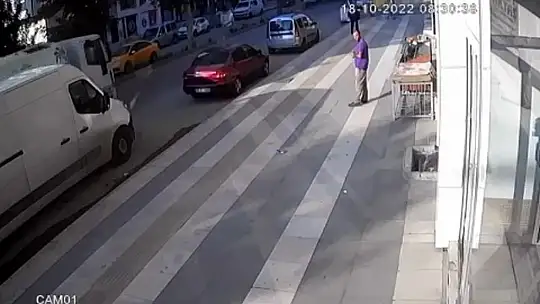 Marketin önünden bir kasa ekmeğin çalındığı anlar güvenlik kamerasına yansıdı