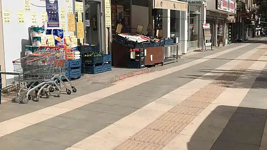 Marketin önünden bir kasa ekmeğin çalındığı anlar güvenlik kamerasına yansıdı