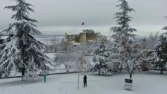Medeniyetlerin beşiği Harput beyaza büründü, kartpostallık görüntüler oluştu