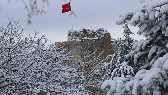 Medeniyetlerin beşiği Harput beyaza büründü, kartpostallık görüntüler oluştu
