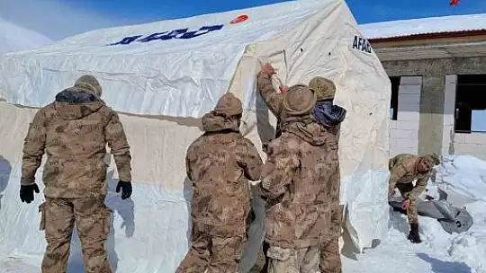 Mehmetçik deprem bölgesinde çalışmalarını sürdürüyor