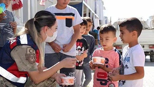 Mehmetçik konteyner kentte kalan ailelere aşure dağıttı